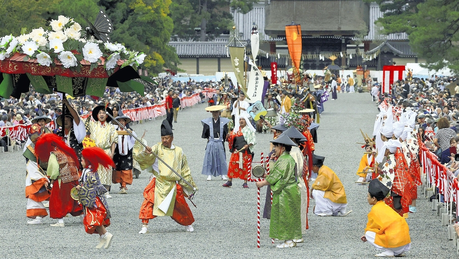 風流踊を披露する、室町洛中風俗列の町衆ら