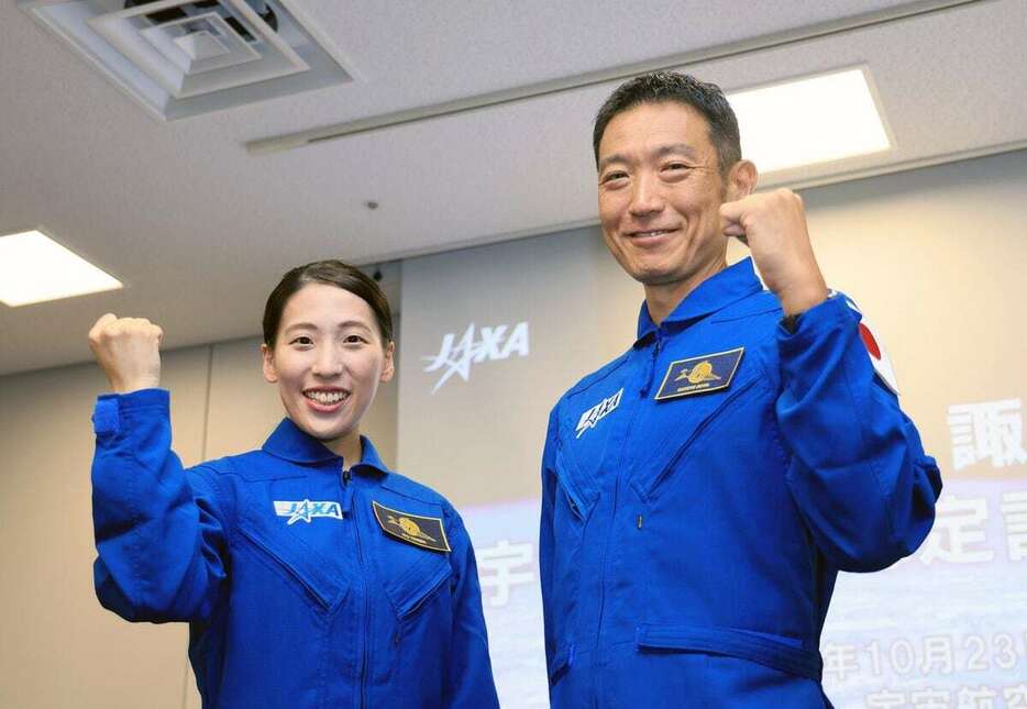 宇宙飛行士に認定され、記者会見で撮影に応じるJAXAの米田あゆさん（左）と諏訪理さん＝23日午後、東京都千代田区（桐原正道撮影）