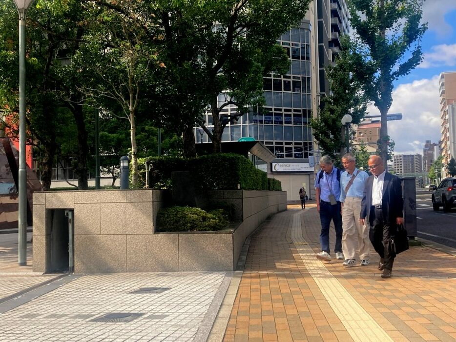 兵庫県警本部・捜査二課に告発状を提出する市民団体のメンバー〈2024年10月9日午前 神戸市中央区〉