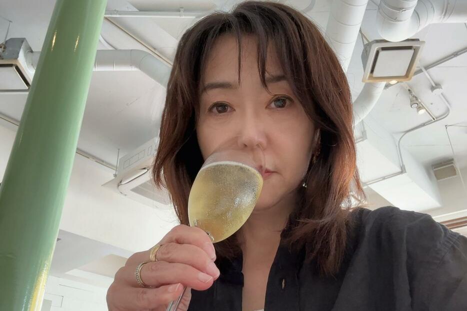 「夕方、思いがけず仕事が早く終わって、まだ日のあるうちに飲む一杯のシャンパンは、慌ただしかった日中とのいい区切りになり、張りつめていた気持ちを解放してくれます」