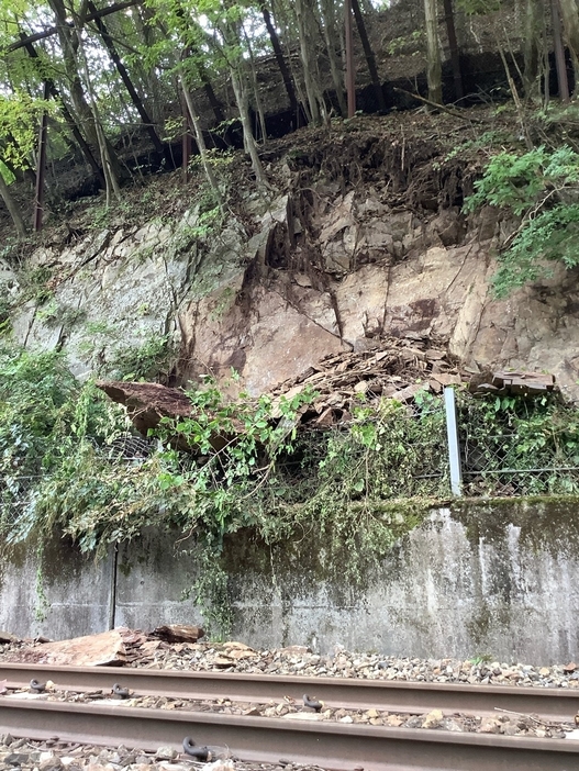 JR釜石線陸中大橋―洞泉間の岩盤崩落現場（JR盛岡支社提供）