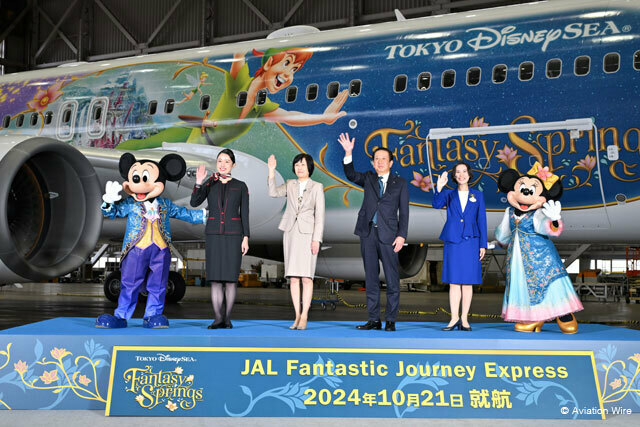 羽田空港でディズニーの特別塗装機「JAL Fantastic Journey Express」をお披露目するJALの鳥取三津子社長（中央左）とオリエンタルランドの吉田謙次社長（同右）ら＝24年10月21日 PHOTO: Tadayuki YOSHIKAWA/Aviation Wire