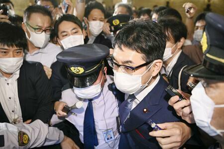 衆院本会議後、報道陣に囲まれる河井克行前法相（写真：共同通信社）