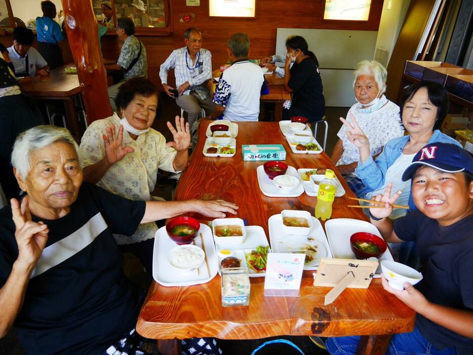 楽しく食事をする参加者