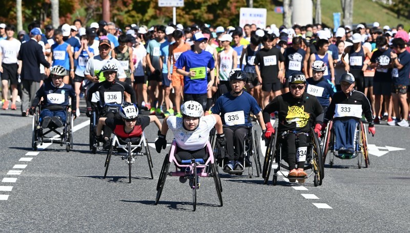 勢いよくスタートする車いすの選手たち＝岡山県吉備中央町