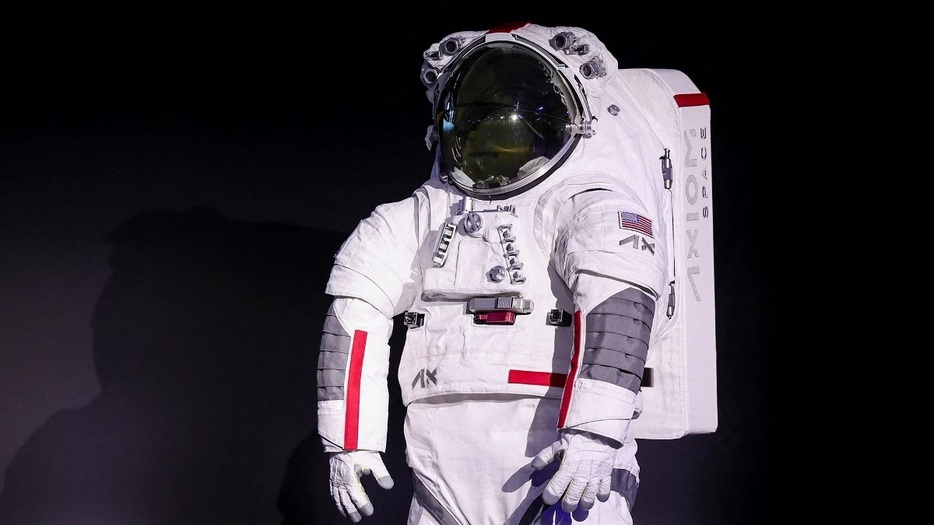 プラダとアクシオム・スペースが開発に携わった宇宙服がお披露目された