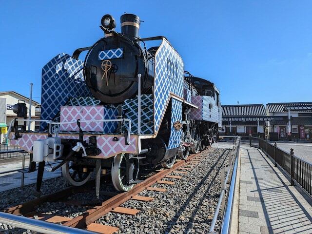 津山駅前のSLも、岡山県「カモ井加工紙」のマスキングテープブランド「mt」でラッピングされている