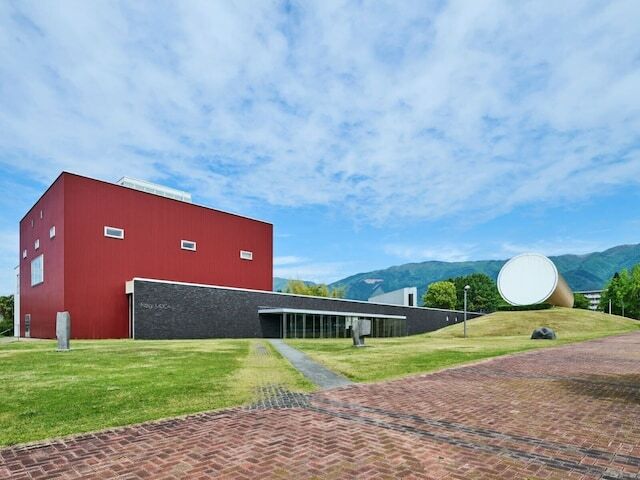 自然豊かな岡山県北部に世界で活躍するアーティストの作品が集結する「森の芸術祭 晴れの国・岡山」（11月24日まで開催）。体感型で楽しめるアート作品は、旅を通じて子どもの好奇心を刺激する「旅育」に最適！ 旅育コンサルタントが見どころを紹介します。