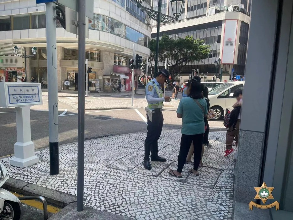 マカオ治安警察局が実施した歩行者の道路横断違反に対する取り締まりの様子（写真：マカオ治安警察局）