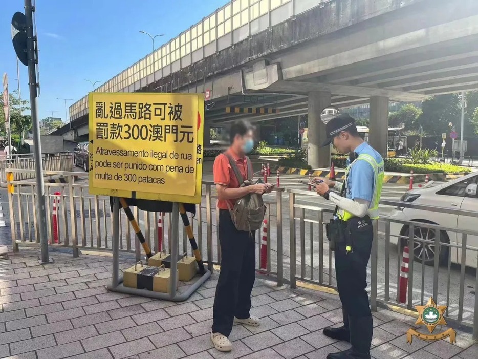 マカオ治安警察局が実施した歩行者の道路横断違反に対する取り締まりの様子（写真：マカオ治安警察局）