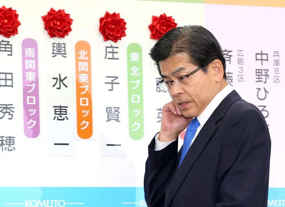 衆院選開票が始まり、取材に臨む公明党の石井啓一代表＝27日午後、東京都新宿区（斉藤佳憲撮影）