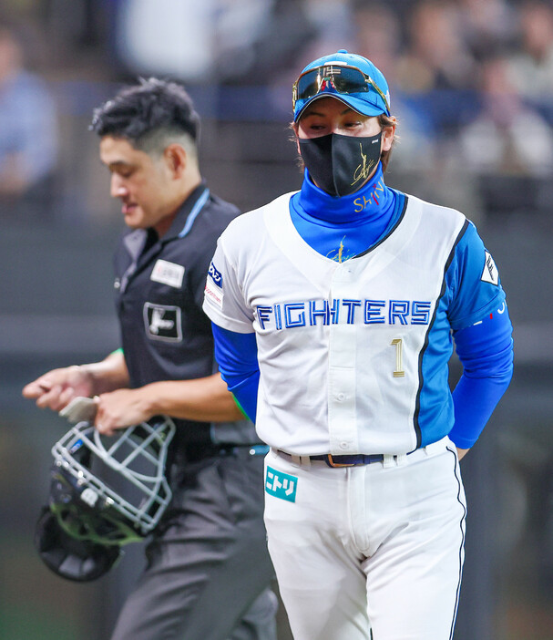 プロ野球ＣＳ・日本ハム―ロッテ。９回、選手交代を告げた日本ハムの新庄監督＝１２日、エスコンＦ