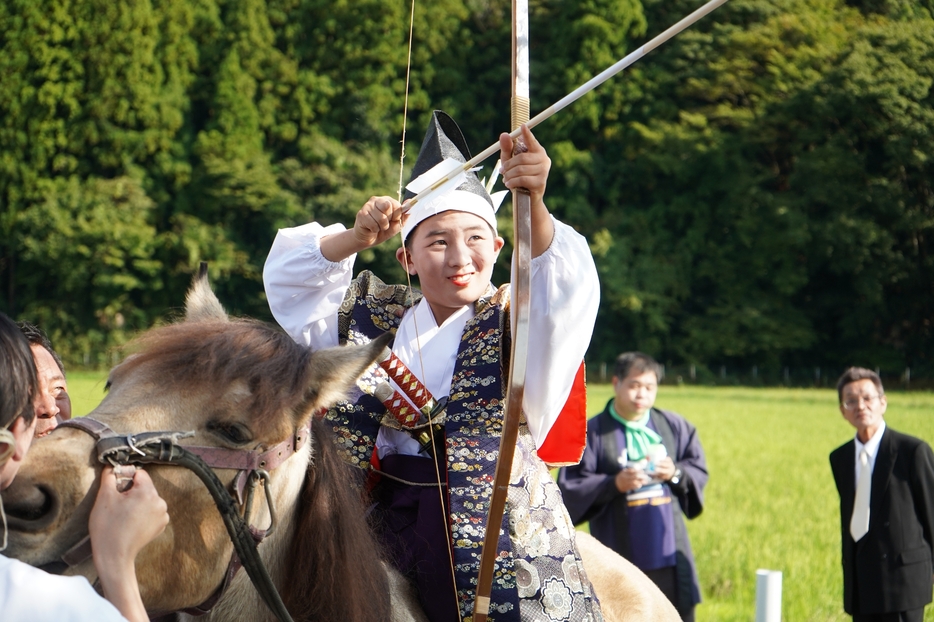 真剣なまなざしで的を狙う石田さん＝兵庫県丹波篠山市畑宮で