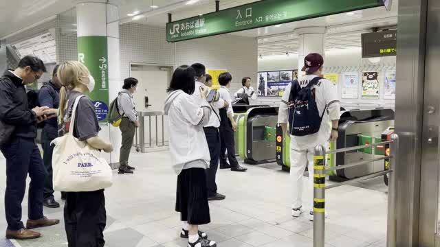 あおば通駅改札口（３０日夜、視聴者撮影）