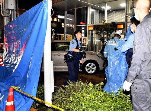 事故の現場で対応にあたる警察官ら（１０月２７日午後８時１４分、東京都文京区音羽で）＝石沢達洋撮影