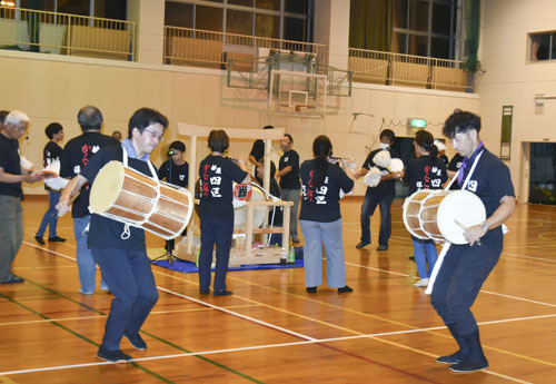 【かんこ踊りを披露する保存会会員＝津市榊原町の市立榊原小で】