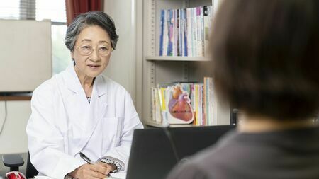 81歳、現役の医師として診療にあたる天野恵子さん（出所：『81歳、現役女医の転ばぬ先の知恵』）