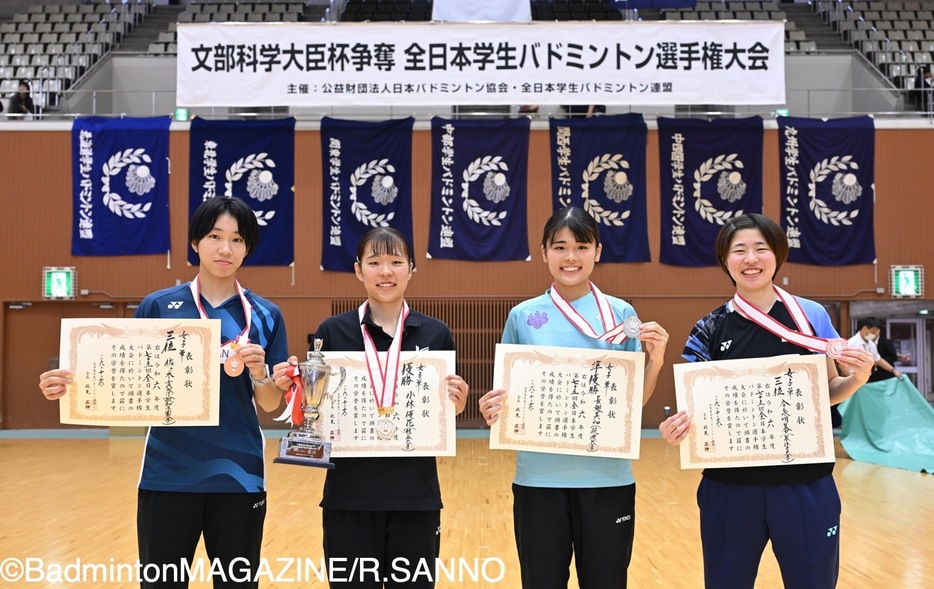 上位入賞者。左から3位の佐々木真奈（敬和学園大）、優勝の小林優花（龍谷大）、準優勝の長廻真知（筑波大）、3位の今泉明日香（日本体育大）