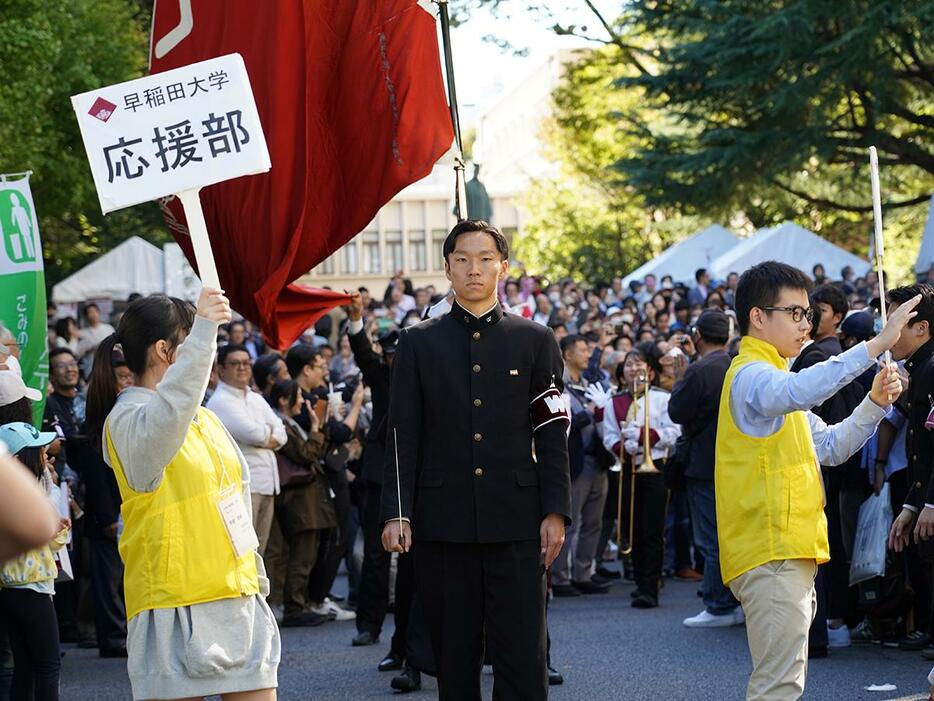 昨年開催の「2023稲門祭」で校旗行進をする早稲田大学応援部