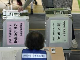 衆院選の投票会場（27日、都内）