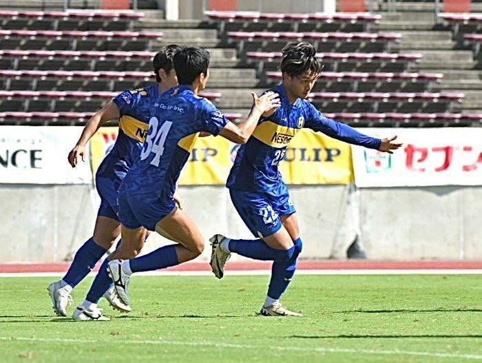 沖縄SV－ミネベアミツミFC　前半、同点のゴールを決め喜ぶ沖縄SVの池高暢希（右）＝27日、沖縄市のタピック県総ひやごんスタジアム（喜瀨守昭撮影）