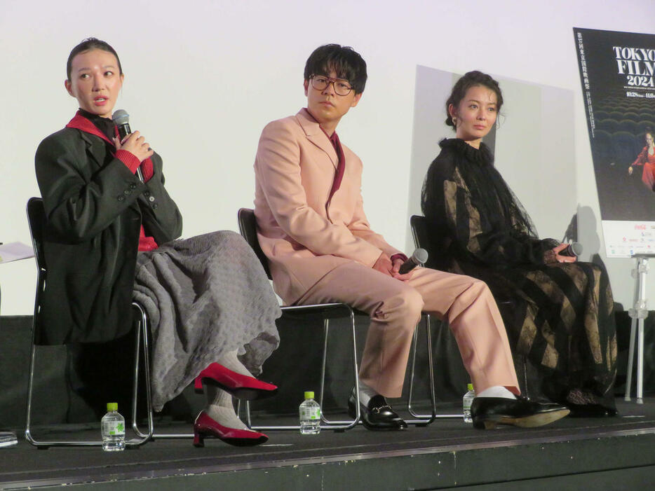 映画「雨の中の慾情」東京国際映画祭舞台あいさつに登壇した、左から李杏、成田凌、中村映里子（撮影・村上幸将）