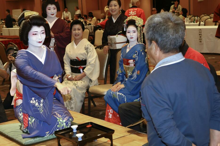 高知市で開かれた「はし拳」の全日本選手権大会＝4日午後