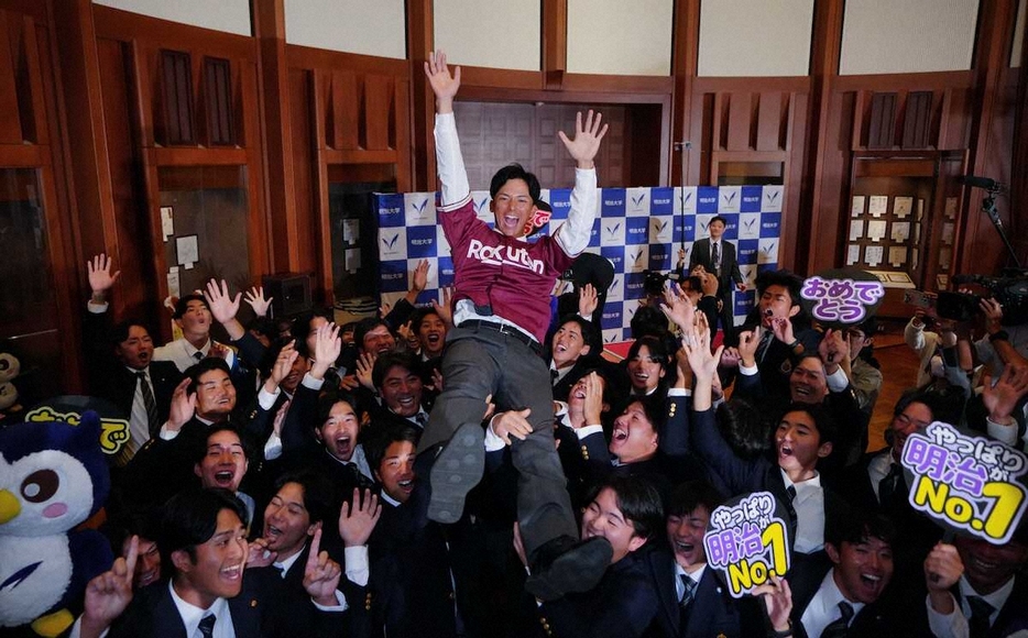 胴上げされる楽天から指名された明大・宗山（撮影・木村　揚輔）