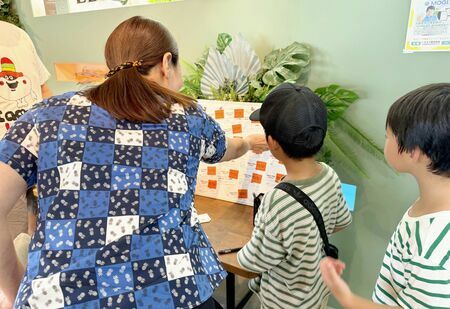 チケット購入を通じ子どもに食事を無償提供する「みらいチケット」の利用者ら（提供）