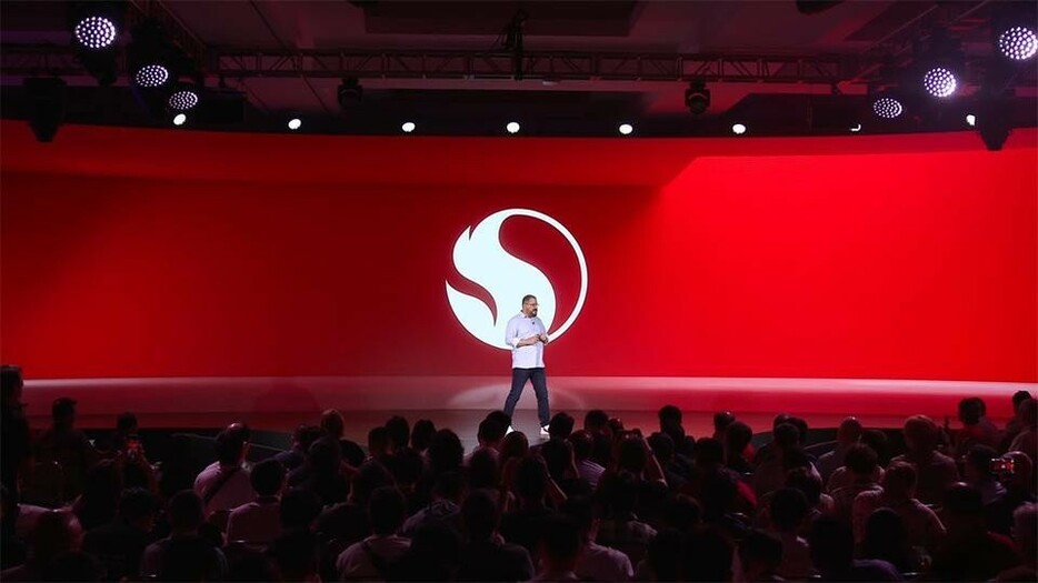 Snapdragon Summitの基調講演に登壇するCristiano Amon氏。