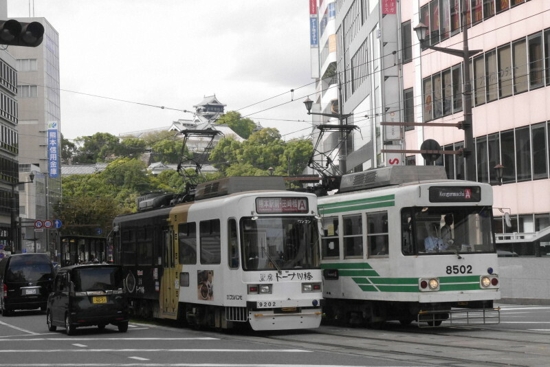 熊本市中心部を走る熊本市電＝熊本市中央区で2024年10月5日午後1時51分