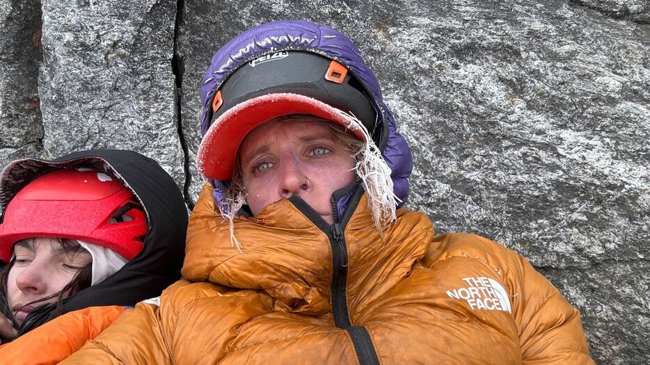 ヒマラヤ山脈で立ち往生した女性登山家２人が、３日後に無事に救助された