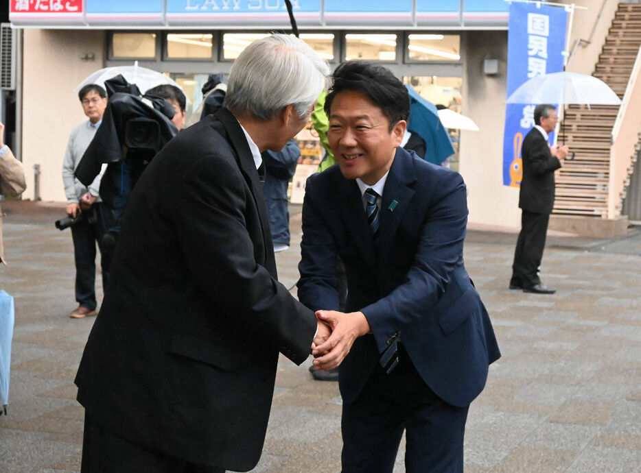 有権者に当選の感謝を伝える田中健氏（右）＝28日午前、JR清水駅西口前