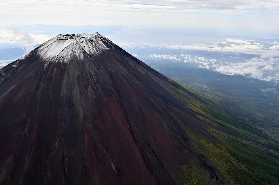 2023年10月5日に初冠雪した富士山の山頂付近