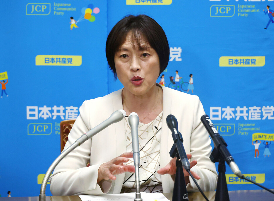 記者会見する共産党の田村智子委員長＝２８日午後、国会内