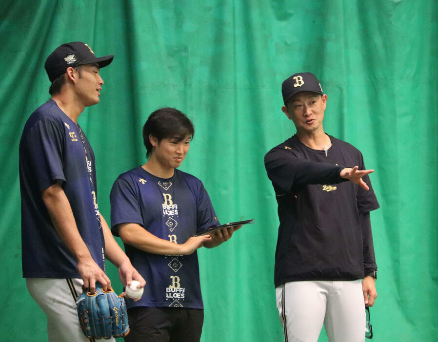 オリックス岸田監督（右）は佐藤（左）にアドバイス（撮影・大池和幸）