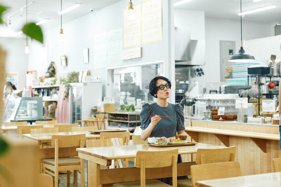 今回の取材は昼田さんの熱烈リクエストにより、吉祥寺のクレヨンハウス東京店にて行われました。1階のオーガニックレストラン「広場」のブッフェスタイルのランチはなんとお代わり自由！（年中無休／11：00～21：00）