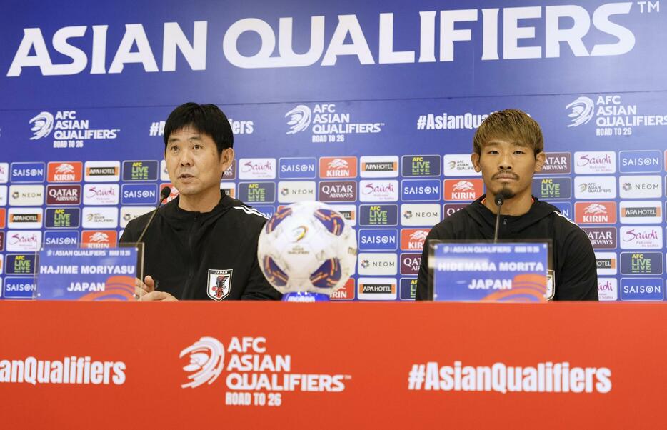 サッカーW杯アジア最終予選のオーストラリア戦を前に、記者会見する森保監督。右は守田＝14日、埼玉スタジアム