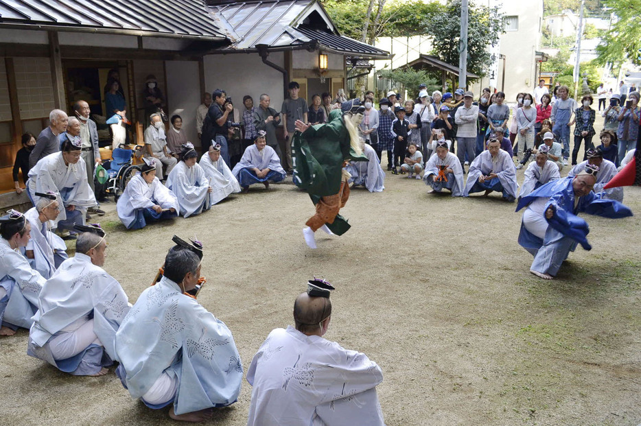 古沢厳島神社で行われた神事「えびすのお渡り」＝14日午後、和歌山県九度山町