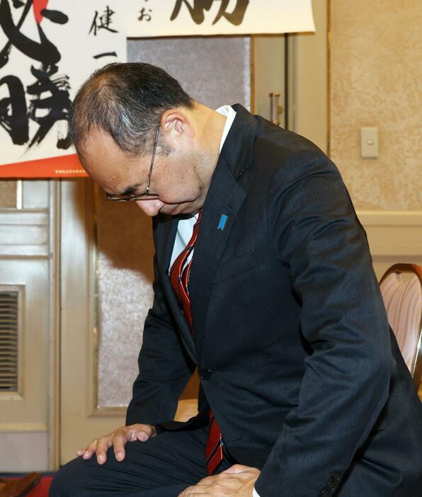 相手候補の当選確実の報道が伝わり、うなだれる細田健一さん＝１０月２７日午後８時３０分前、燕市