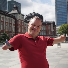 東京駅前に立つポール・カーター氏＝BBC提供