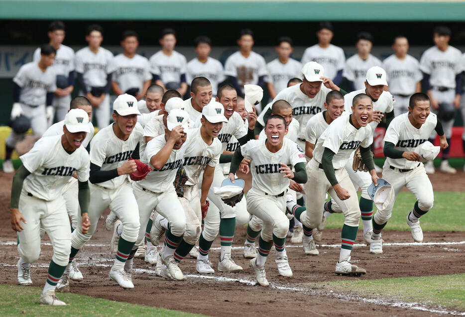 市和歌山対立命館宇治　立命館宇治に6回コールドで勝利し、応援席に向かって駆け出す市和歌山ナイン（撮影・前田充）