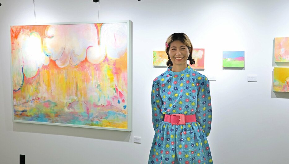 色鮮やかな絵画が並ぶ個展を開いている谷口さん（舞通市北吸・舞鶴赤れんがパーク号棟）