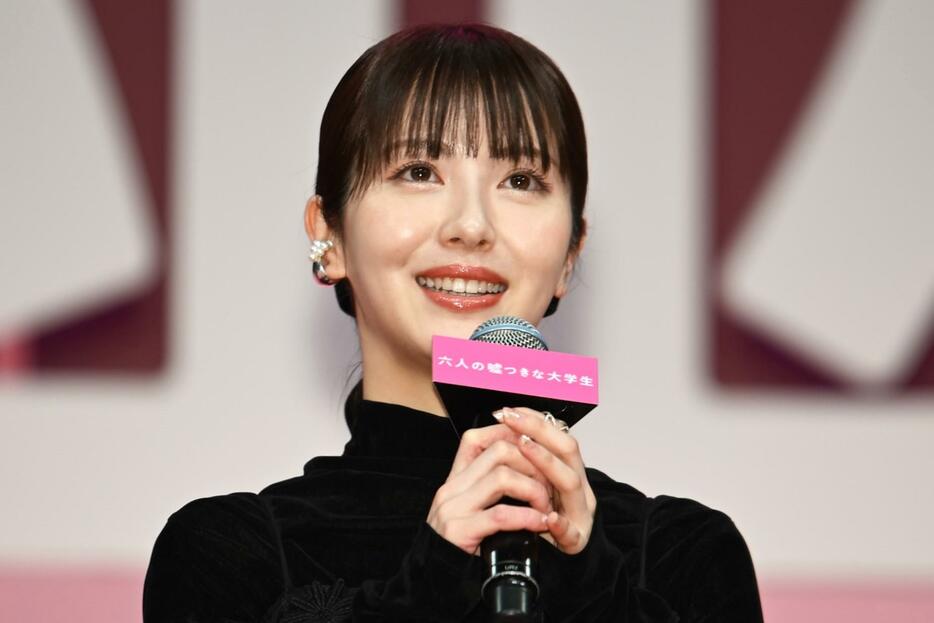 映画「六人の嘘つきな大学生」の完成披露舞台あいさつに出席した浜辺美波さん