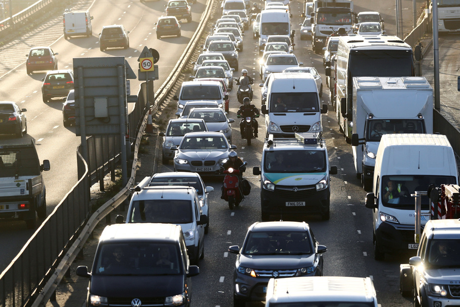 英自動車工業会（ＳＭＭＴ）が２４日発表した９月の自動車生産台数は、前年同月比２０．６％減の７万００３９台だった。写真はロンドンで２０年撮影。（2024年 ロイター/Simon Dawson/File Photo）