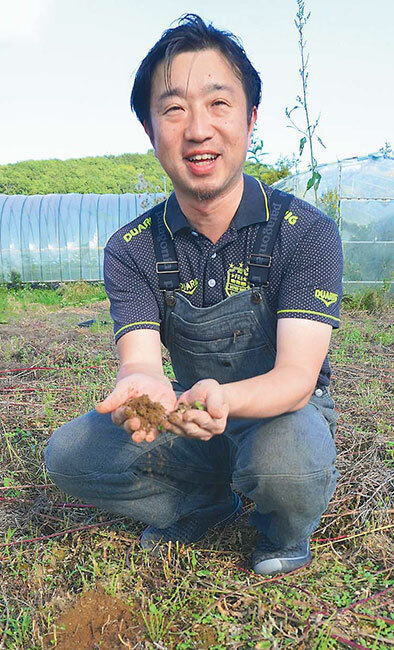 環境再生型農業で土地の回復と農業の持続可能性向上に意欲を示す十勝うらほろ樂舎の山内代表（北海道浦幌町で）