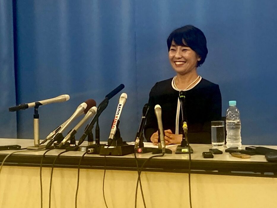 記者会見に臨む稲村和美氏〈2024年10月8日 神戸市中央区・兵庫県庁〉