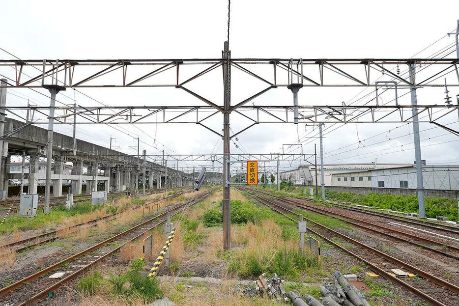 JR黒磯駅のホームからは「交直切換標識」が確認できます。駅のすぐ近くにデッドセクションがあるため、立ち往生のリスクは低い場所となっています（筆者撮影）