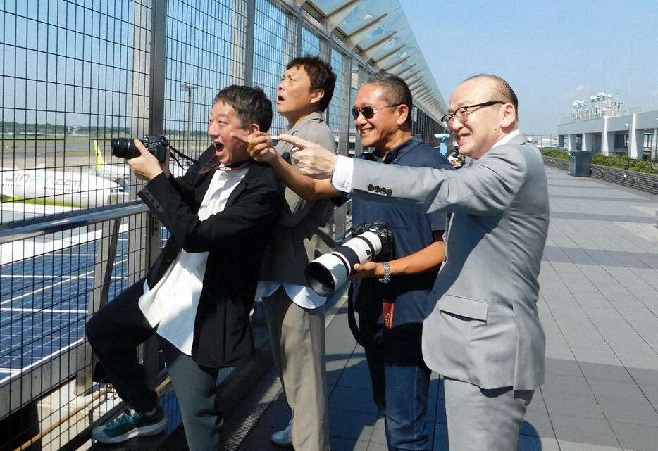 成田空港の展望デッキからの眺望に驚くサバンナの高橋茂雄さん（左）ら＝千葉県成田市で2024年10月2日午前10時31分、合田月美撮影