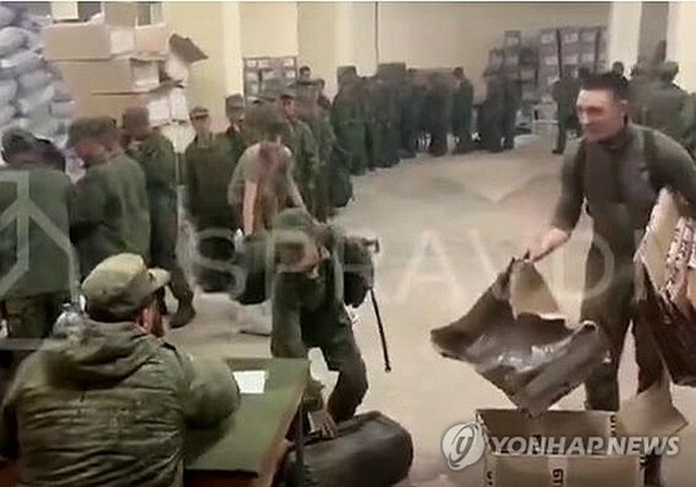 北朝鮮兵とみられる軍人がロシアの補給品を受け取っている映像（ウクライナ文化情報省の戦略コミュニケーション・情報セキュリティーセンターのXより）＝（聯合ニュース）≪転載・転用禁止≫